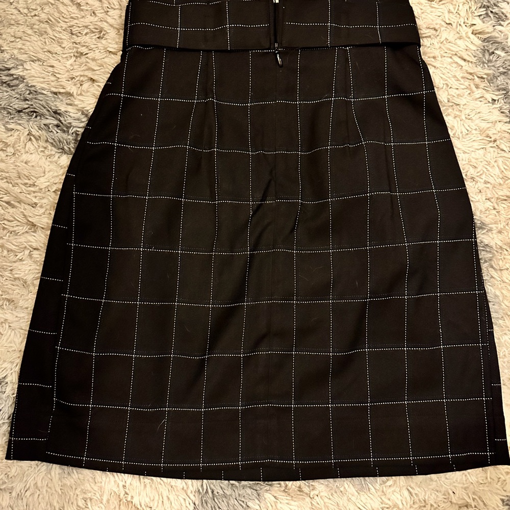 H&M skirt with tag, never been worn. Size 2.